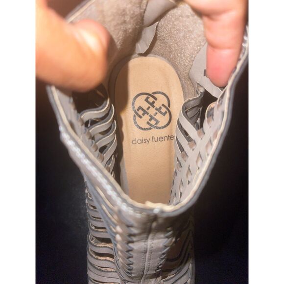 Daisy Fuentes Women's Acha Cutout Peep Toe Booties in Warm White Size 6 - Picture 4 of 8